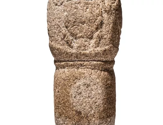 Totem à décor de figures humaines